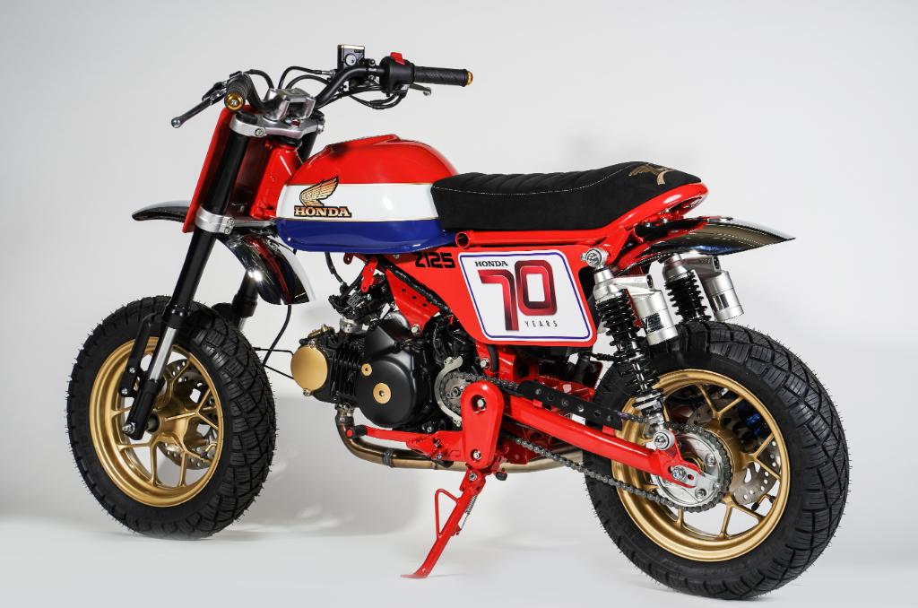 HondaMotosES's tweet photo. Presentamos esta Honda Monkey Flattracker customizada, del preparador alemán Dirk Öhlerking.
Fue diseñada para celebrar el 70 Aniversario de Honda y presenta un conjunto de ajustes como el cuadro modificado o el manillar plano estilo tracker, entre otros.
#CustomHonda https://t.co/6z6PY9nuZf