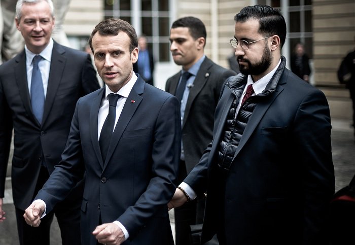 Valeurs's tweet photo. Affaire Benalla : l'Élysée refuse de révéler le salaire de son ex-employé >> https://t.co/zlGaa8XZss https://t.co/HYWuMatKHI