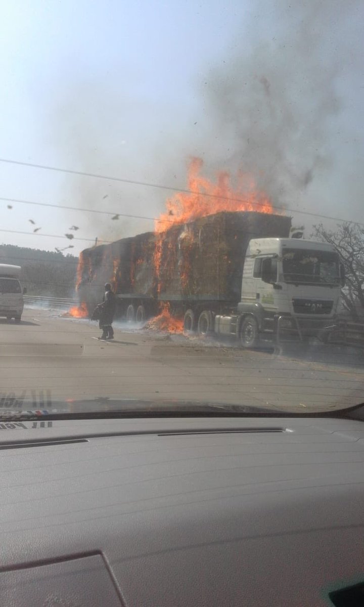 _ArriveAlive's tweet image. Truck on fire on N3 just past Hammersdale offramp @EMERGCONTROL #ArriveAlive