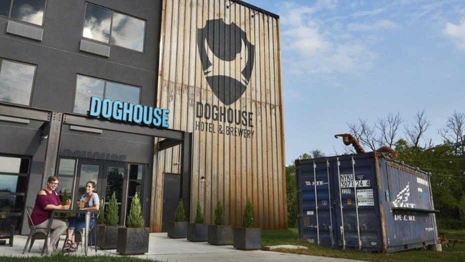 Cómo es el primer hotel-cervecería, el lugar “más feliz del mundo” beermap.com.ar/2018/09/05/com…