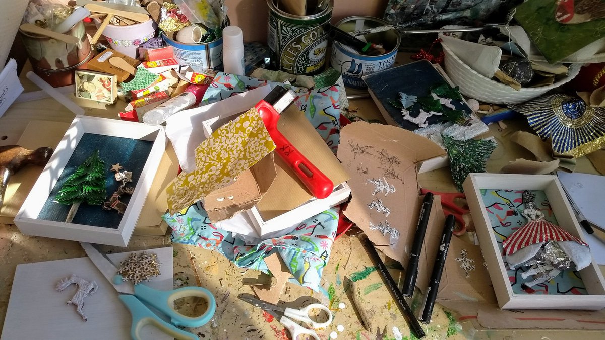 BlakewayRachael's tweet image. I think I need a tidy up! #methodinmymadness #recycledart #workarea