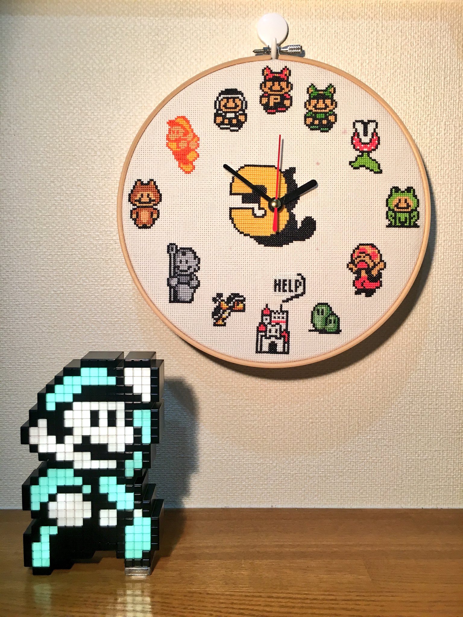 ビロうぱ スーパーマリオブラザーズ3の時計を作りました シリーズの中ではマリオ3のドット絵が1番好きなのでずっと何か作ってみたいなと思っていました やっと完成したので感無量 Bwb Mother部屋の壁もどんどん埋まってきて嬉しい マリオ3