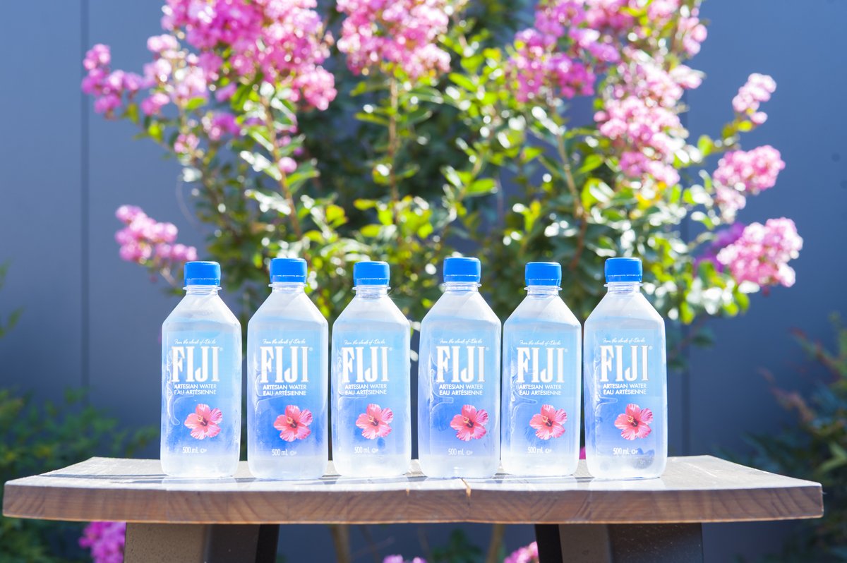 MorrisonLleida's tweet photo. En el Club Morrison Lounge Bar @morrisonlleida no solo tenemos una extensa variedad de cervezas, cócteles y long drinks; Aquí puedes disfrutar de distintas bebidas sin alcohol, como la exclusiva @FIJIWater 🗻🌍💦 ¡Ven y pruébala! #MorrisonLleida #ClubMorrison https://t.co/IJ4RUknEq3