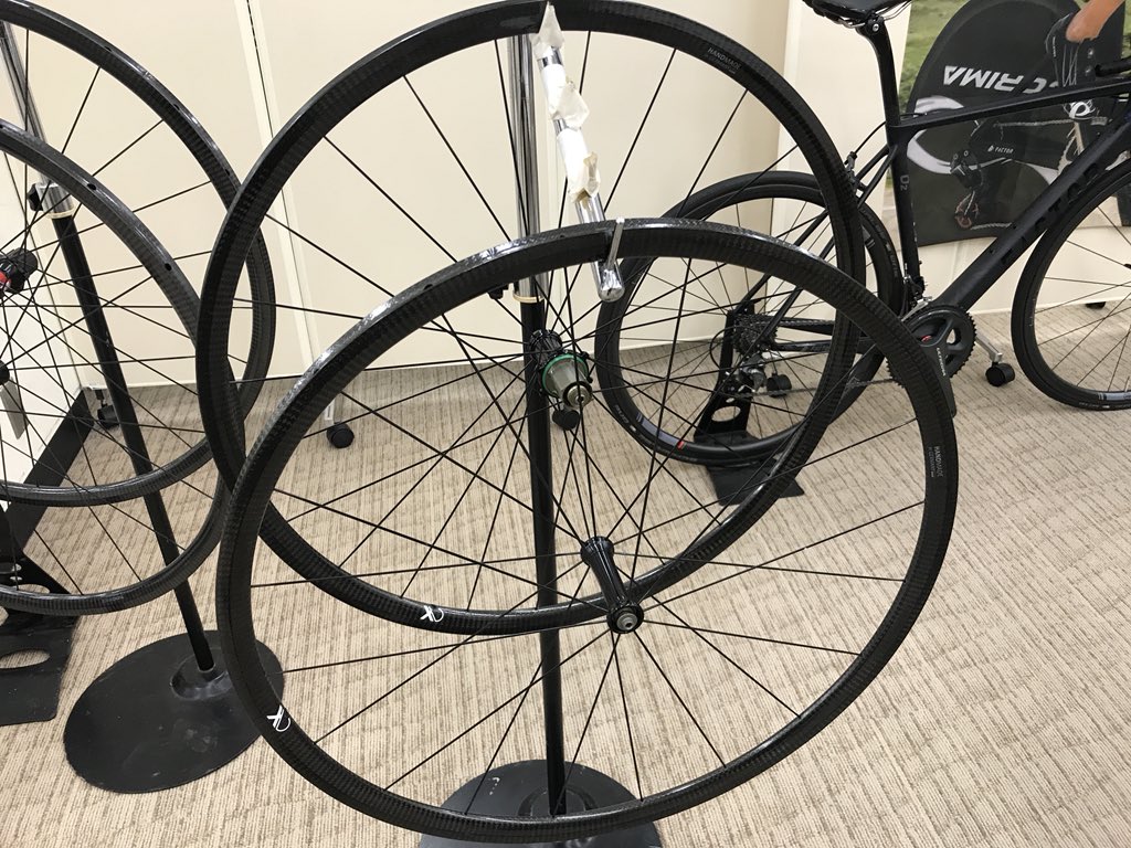kanzakisenri's tweet photo. axlightness Ultra25T
ウルトラ軽量な750gのホイール。ぶっ飛んだ製品を作るのは流石のドイツブランドですね。恐ろしいです。走りは未知数なのです(´∀`*)
#axlightness #カンザキ千里店 https://t.co/btCPbwnbad