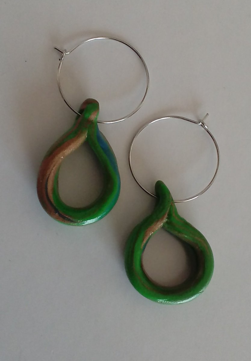 Ohrringe „gotas verde“ Ohrschmuck, Creolen Nicht alltägliche Ohrringe- Creolen einmal anders. Ohrschmuck gemischt in braungold und grün dominiert. shop.unikateorbit.com/product/ohrrin…