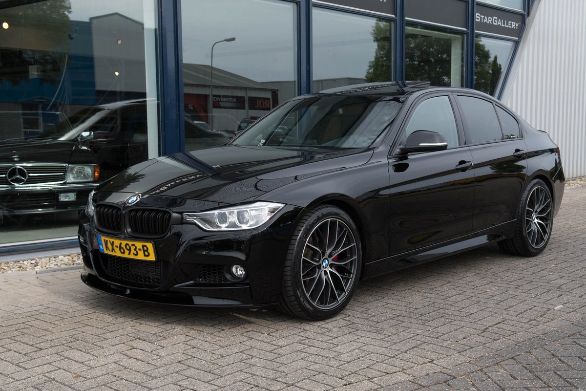 thestargallery's tweet photo. En daar gaat een trotse Joep met zijn waanzinnig mooie #BMW 335i! #afgeleverd #F30 #twinpowerturbo #6cilinder #automaat #306pk #retesnel #highexecutive #compleet #weinigkilometers https://t.co/mP5JJYuZv2 https://t.co/QDXgf2NI76