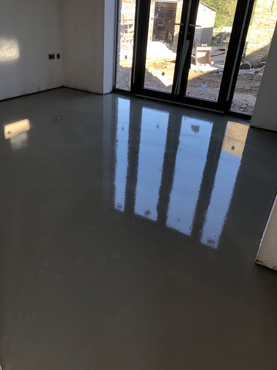 Massive thanks to Zubair and the team <a href="/RocciaTrade/">Roccia Trade Mo</a> <a href="/rocciatiles/">ROCCIA Showrooms</a> Bolton for going more than the extra mile when 3 pallets of @TilemasterTeam levelflex were needed at short notice!! At least we got a start today!