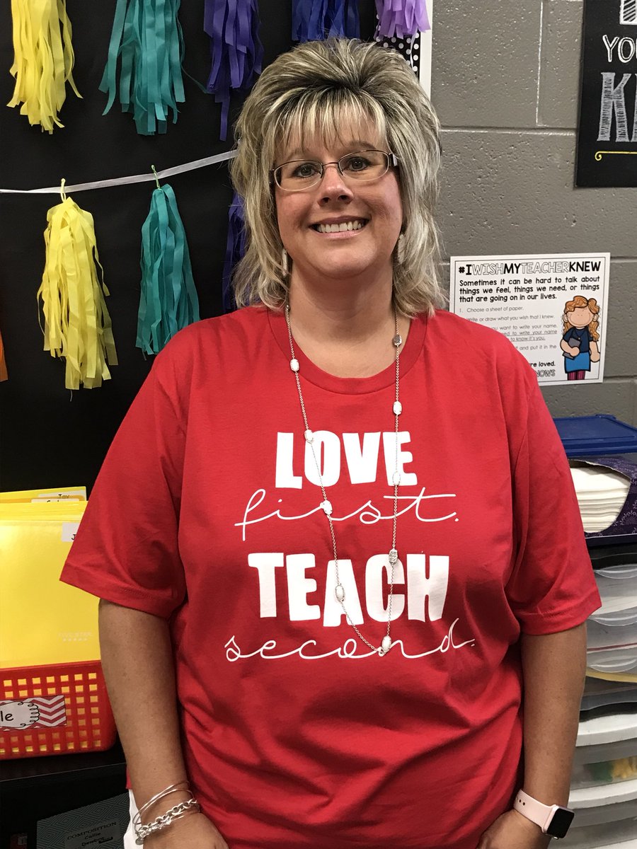 Johnsonin5th's tweet image. New shirt &amp;amp; books = a Wonderful Wednesday @Lorena_Elem               #LisdFutureFocus #lovefirstteachsecond❤️