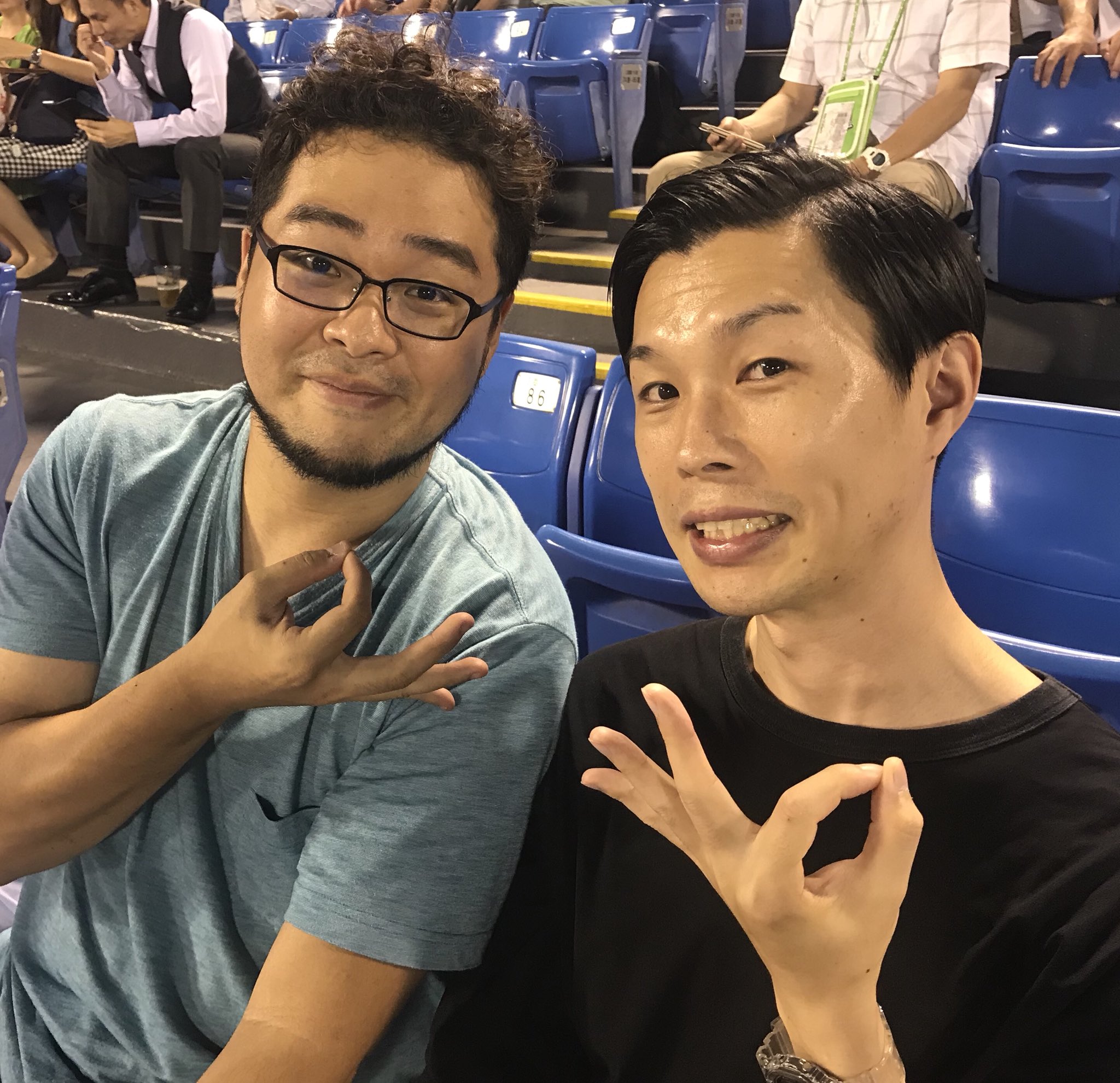 Uzivatel アニメ グラゼニ Na Twitteru 今宵は グラゼニ シーズン1最終話の伝説 の生実況以来の落合福嗣さんとハライチ岩井さんが 約束の野球観戦を果たされました 完全プライベートのお二人に無理やりお願いして グラゼニ ポーズいただきました