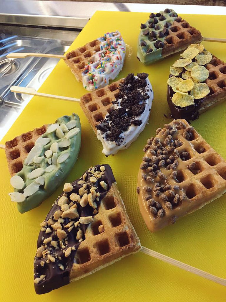 lilyafie's tweet photo. Korang mesti tak tahu, selain Ice Cream Viral (Daim, Kinderbueno,Toblerone) Hungry People Fresh Food Mart juga ade jual Waffle yang sangat sedap tau ! You guys should try this .. recommended 🌟🌟🌟 👍🏻👍🏻👍🏻 https://t.co/xkBfqNjbCw