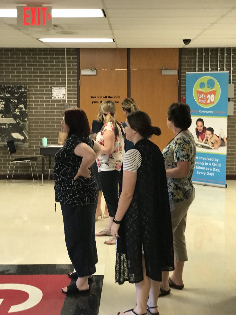 Ron_IarussiEdD's tweet photo. George Washington teachers welcoming students!  This is the way we start our days! @MCSPresidents !  #loveourteachers #WeRPrexies https://t.co/1m7HNTHxBR