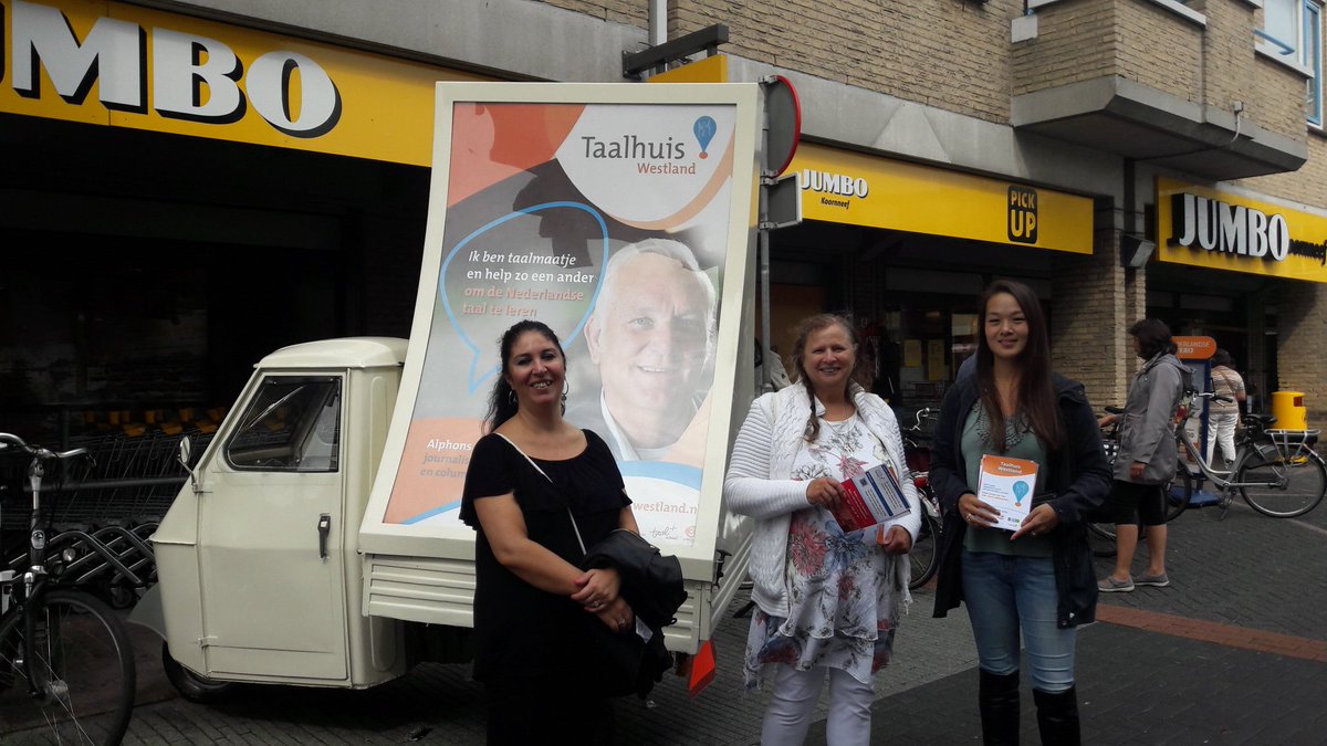 biebwestland's tweet photo. Onze #Taalambaasadeurs zijn ook op de markt in Wateringen om aandacht te vragen voor #laaggeletterdheid @biebwestland #WvdA2018 https://t.co/R1aH82E8aF