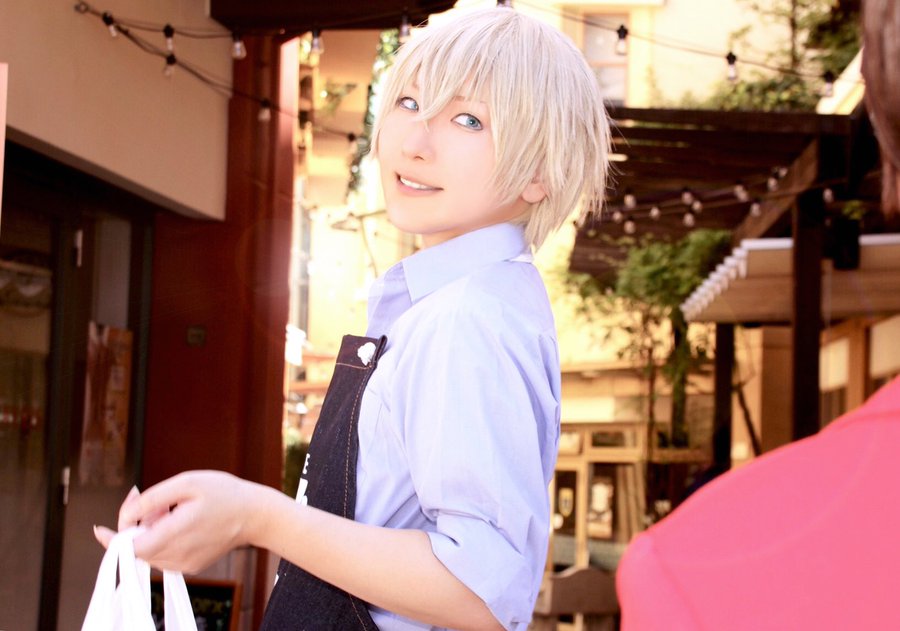 安室透のコスプレおすすめカラコン ウィッグ 衣装を紹介 金髪と日焼けた褐色肌のイケメン 名探偵コナン あにドラ