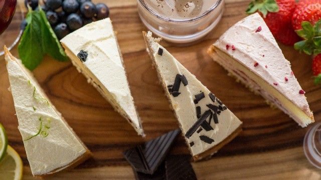 CakeScotland's tweet image. Our amazing triple-layer #cocktail #cakes are available now! Find out more about the range here - buff.ly/2CkNpUp
Not a drop of alcohol (we won't tell anyone if you have a drink on the side...) Call the team on 0141 353 6777 to order today! #ScotFoodGoals #ScotFoodFort