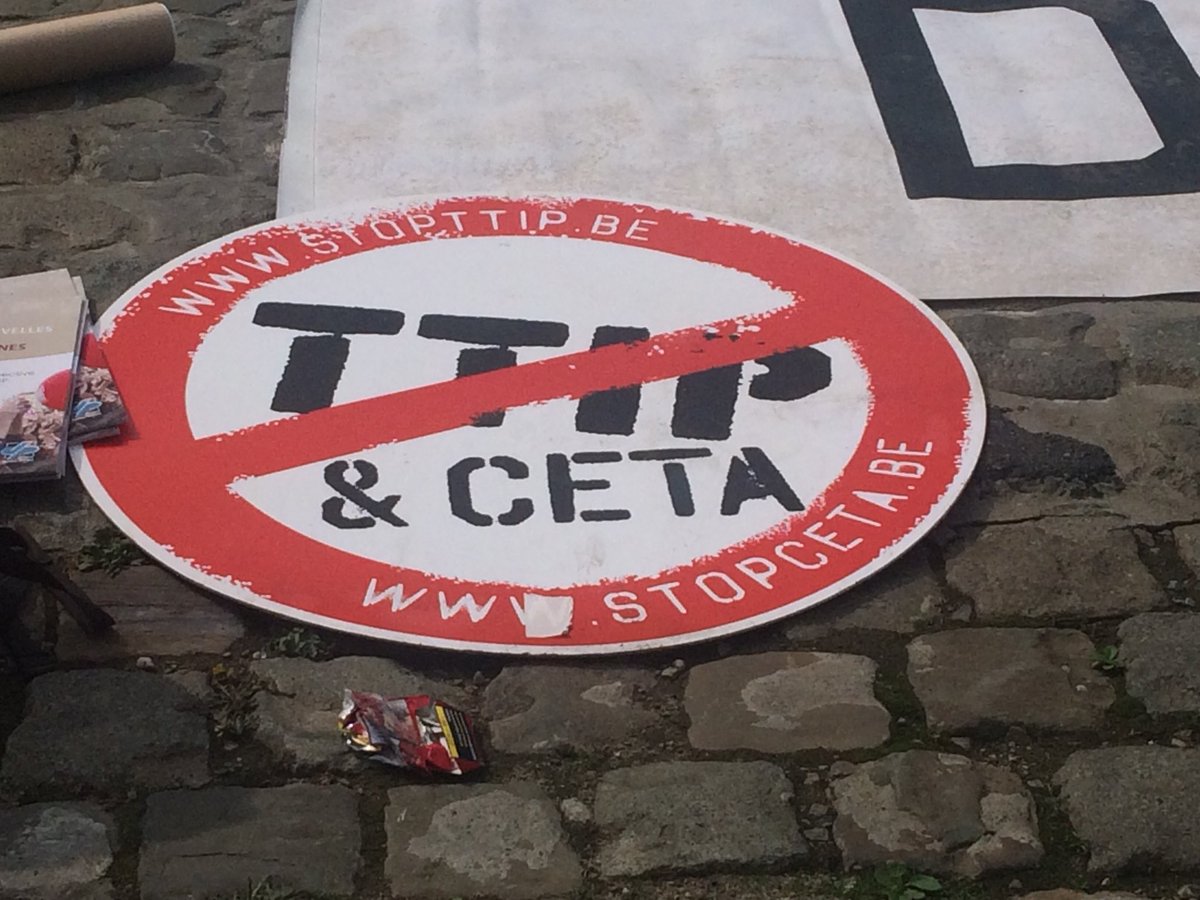 cmorenville's tweet photo. Total soutien @HPerilleux, poursuivi pour résistance civile contre le TTIP. Il risque 5 ans de prison et 800.000€ d’amende pour avoir bidouillé l’écran publicitaire Coca-Cola, pl. De Brouckère. #stopttipceta #desobeissancecivile #resistance https://t.co/qAnGQrqkNG