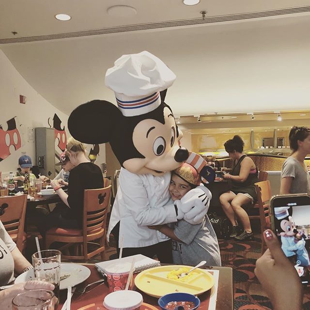 AsasRecords's tweet photo. So, despite all the rain, and eating ALL the bacon (greasy fingers), the boy was pretty excited to meet “the boss” for the first time. Even if he did straight up tell him Donald was his favorite when the handler asked.

#disney #mickey #mickeymouse #wdw … https://t.co/MI0ONlN1YQ https://t.co/YSjdC5YBZR