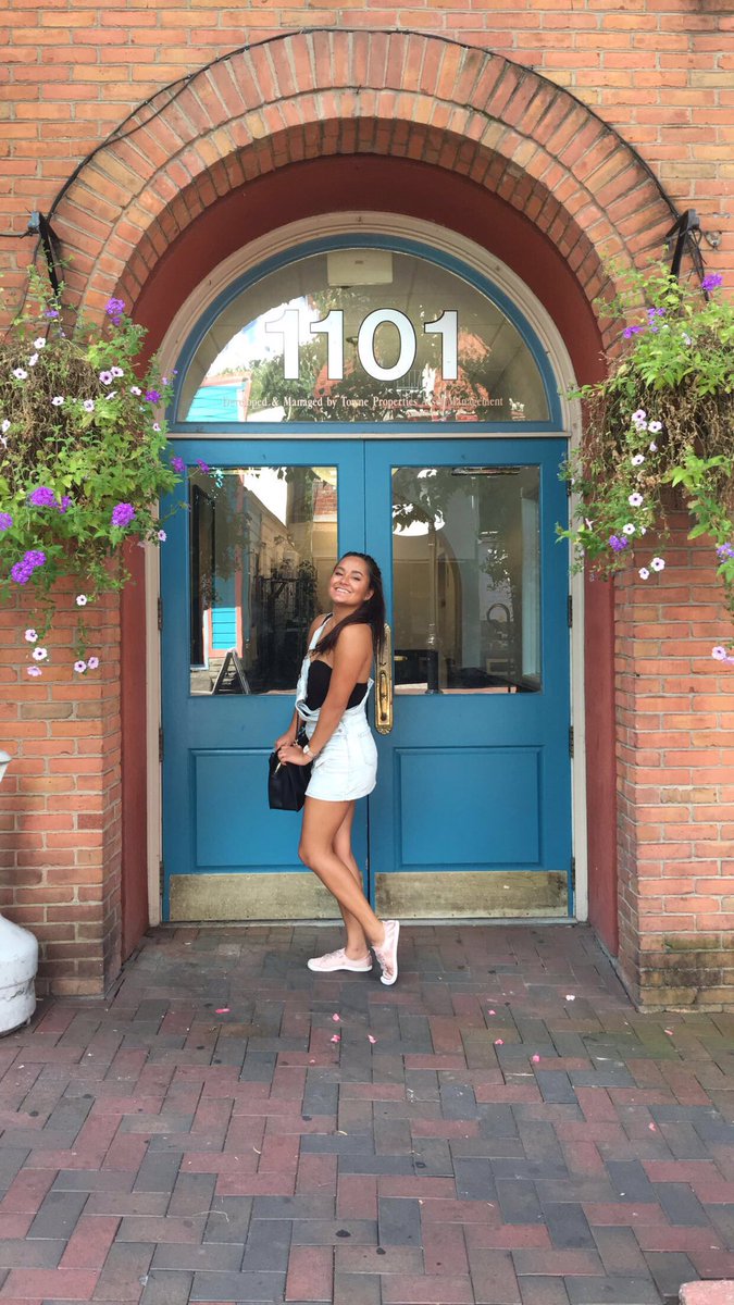 sravenscroft_'s tweet photo. Happy birthday Queen!! 21 never looked so good !! 💕🍾🍾 @MirandaRavo97 https://t.co/xzXuAISjtS