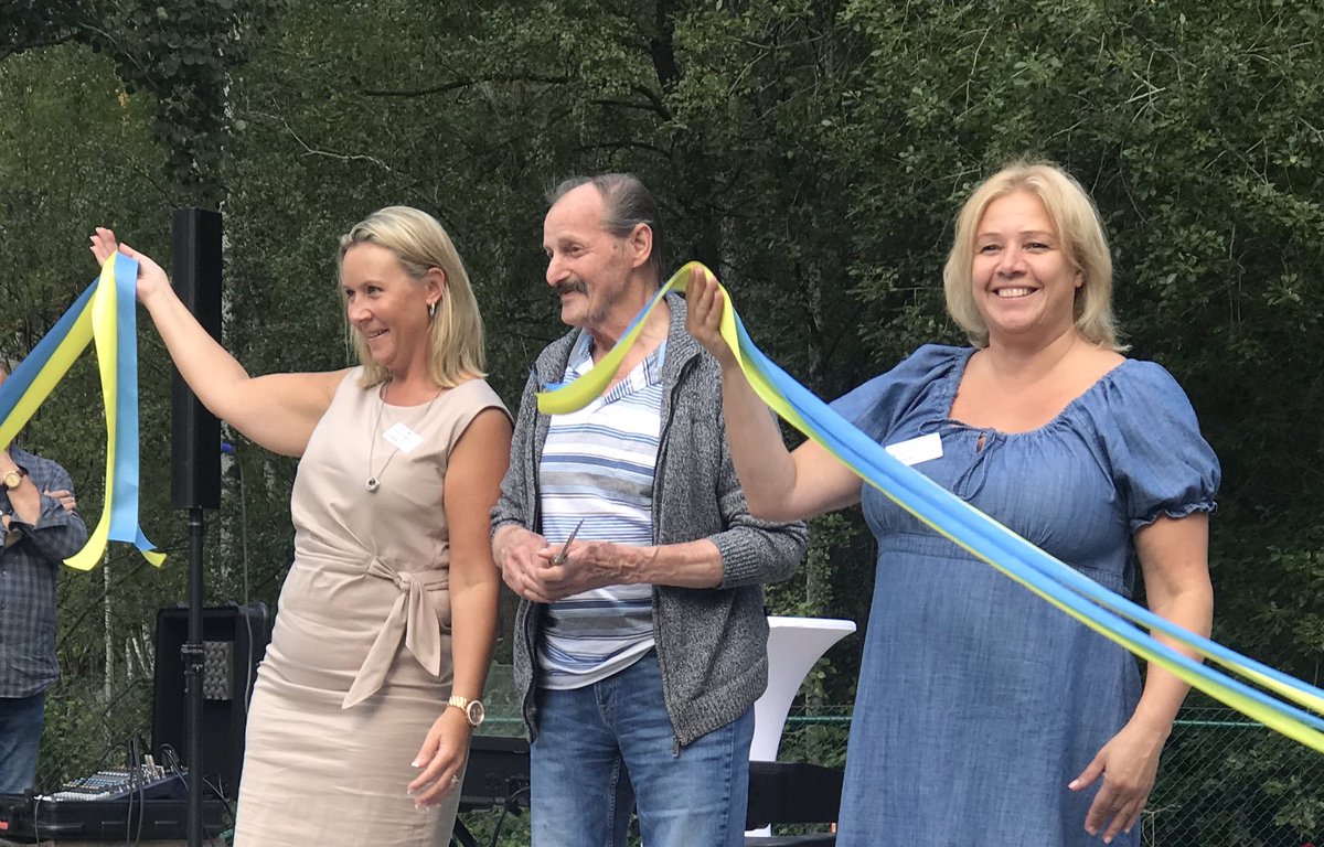 Nu är Villa Botvid invigd. Kjell, äldreboendets första boende, klippte bandet.