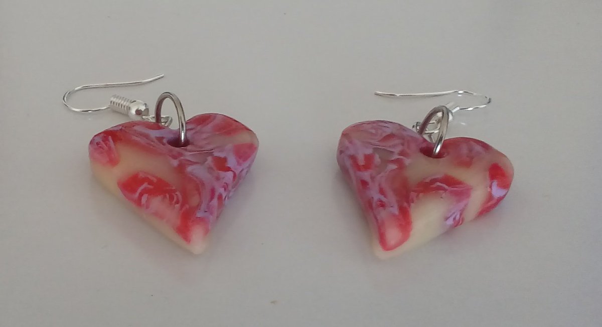 Ohrringe „Corazón de amor“ Ohrschmuck Herzen der Liebe – sehr schön gelungene, handgemachte Ohrringe.
Die Pastelfarben reichen von Rot, rose, creme zu feinem weiss.
Harmonischer Ohrschmuck mit einer Hängelänge von ca. 5 cm. shop.unikateorbit.com/product/ohrrin…