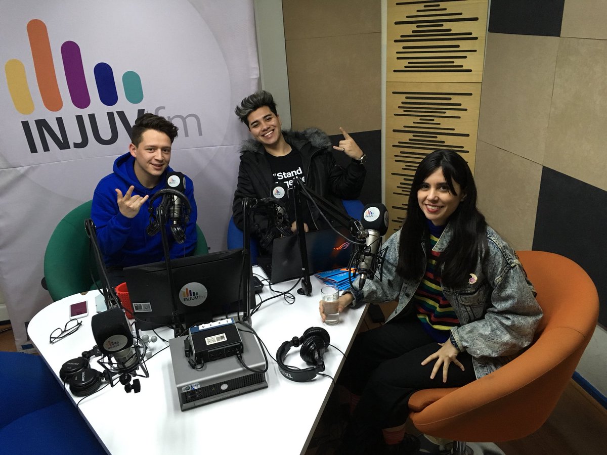 Agencia_Collage's tweet image. Comenzamos el día junto a @javieramena en el Vamo A Calmarno de @injuvfm, donde repasa su nuevo disco “Espejo” 💃🏻💎