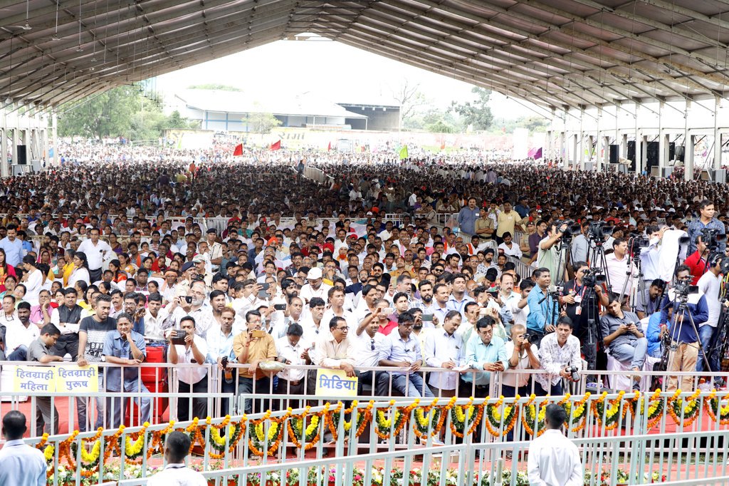 AmitShah's tweet photo. डॉ. रमन सिंह जी छत्तीसगढ़ में 50 लाख लोगों को स्मार्टफोन दे रहे हैं। कुछ दिन पहले कांग्रेस के राष्ट्रीय अध्यक्ष छत्तीसगढ़ आये थे और कह रहे थे कि रमन सिंह सरकार ‘BHEL' का फोन क्यों नहीं देती। देश का बच्चा-बच्चा जनता है पर अब उन्हें कौन समझाए की ‘BHEL' फोन ही नही बनाती। https://t.co/g94BKsSgFy
