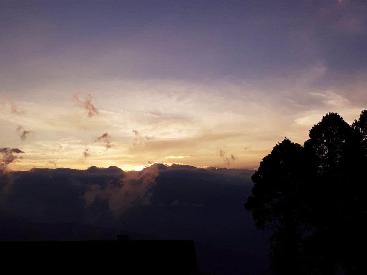 GiriRohini's tweet photo. It is almost impossible to watch a Sunset and not Dream.... https://t.co/4osnsvVYaV