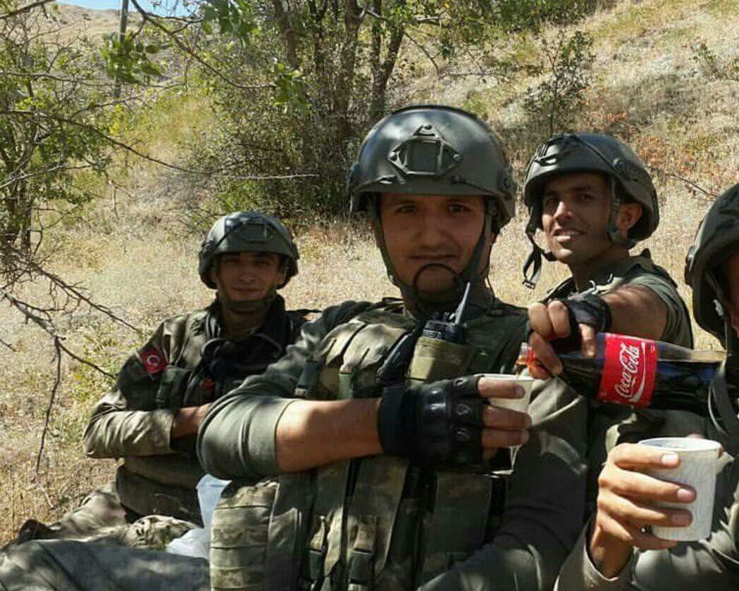 17.09.2016 tarihinde şehit olan abilerim için Yasin-i Şerif dağıtıyorum. Lütfen yardımcı olur musunuz? 
Bir fotoğraf üç şehit...
Şehit Mehmet İlker Şahin
Şehit Hakkı Doğan
Şehit Hüseyin Efe