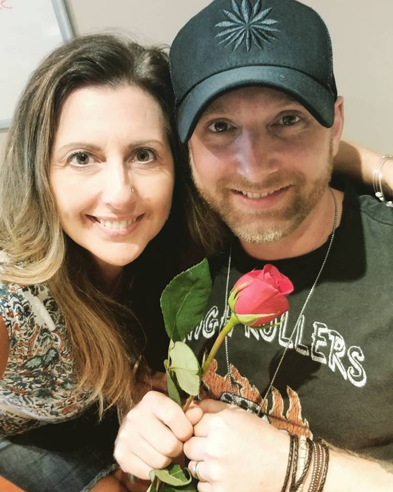 Lindakx947's tweet photo. Tim will you accept this rose?  @timhicksmusic 
Special thanks to @jeansflowershop for the roses on this #goodneighbourday #freeroses #spreadthelove #HappyWednesday @KX947 https://t.co/2mnZhha8SD