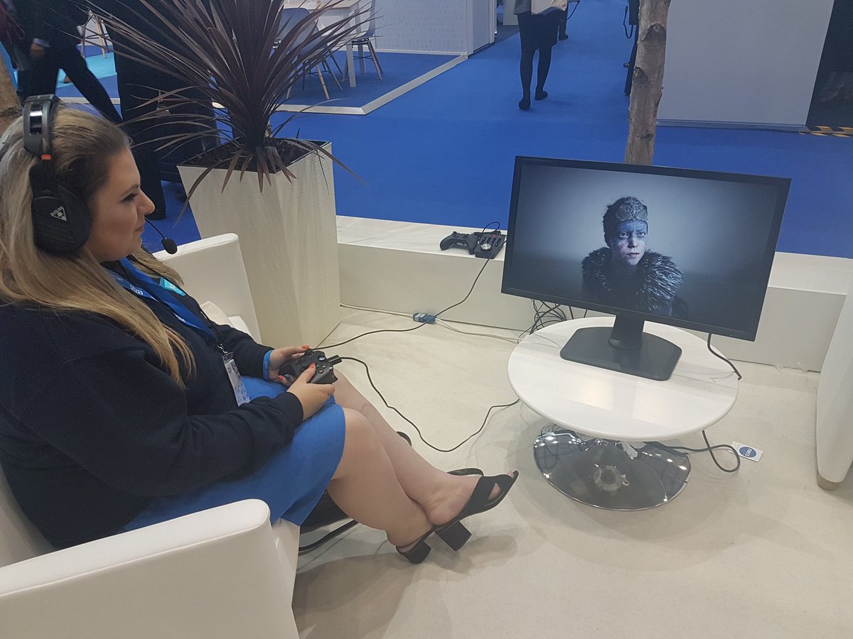 NHSEYouthForum's tweet photo. Youth Forum member @AmyMaryRose trying out #hellside, a game designed by health professionals alongside @NinjaTheory to improve experiences of anxiety & psychosis in children & young people #Expo18NHS https://t.co/8PeP11Prdc