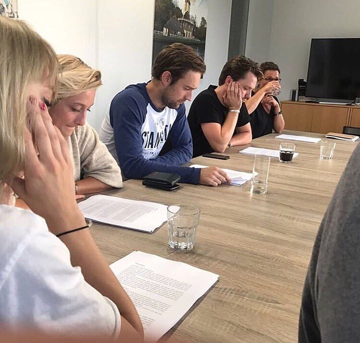 Prisloelaa's tweet photo. Gister hadden wij de eerste scriptlezing van Charley de musical! En wat is het een feestje!!! Zooo ontzettend leuk! Kan echt niet wachten om te beginnen! #jonvaneerd #charley #demusical #liefde #voordezemensen #zofijn #michaelreed #musical #sing #script #twins #celine https://t.co/48e46xbYer