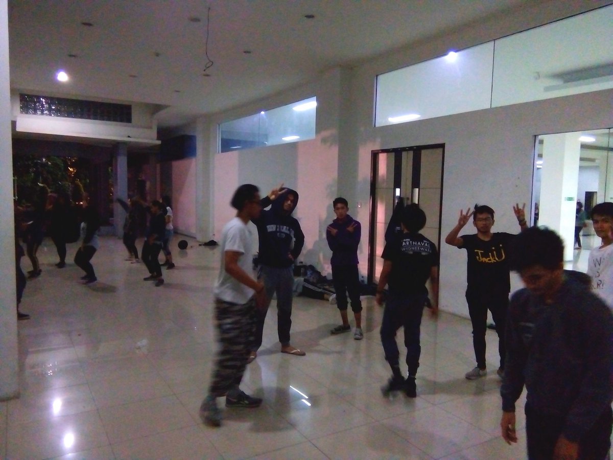 Helooww.. Selamat malam, sedang ada latihan persiapan untuk first meet di hari jum'at nanti nih dari talent saman dan modern dance.
Semoga lancar dan diberi kemudahan dalam persiapannyaaa.. 
<a href="/embunUniTel/">Bengkel Seni Embun</a> 
#wearedifferentbutrespecteachother