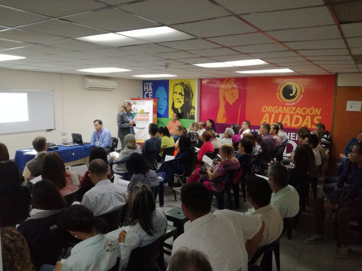 valenciapropon3's tweet photo. Ya nos encontramos en el décimo taller sobre ''Contrataciones públicas'' facilitado por @CMECValencia en el marco del programa integral de Veedores municipales #LaGentePropone https://t.co/PTHWvcphFQ