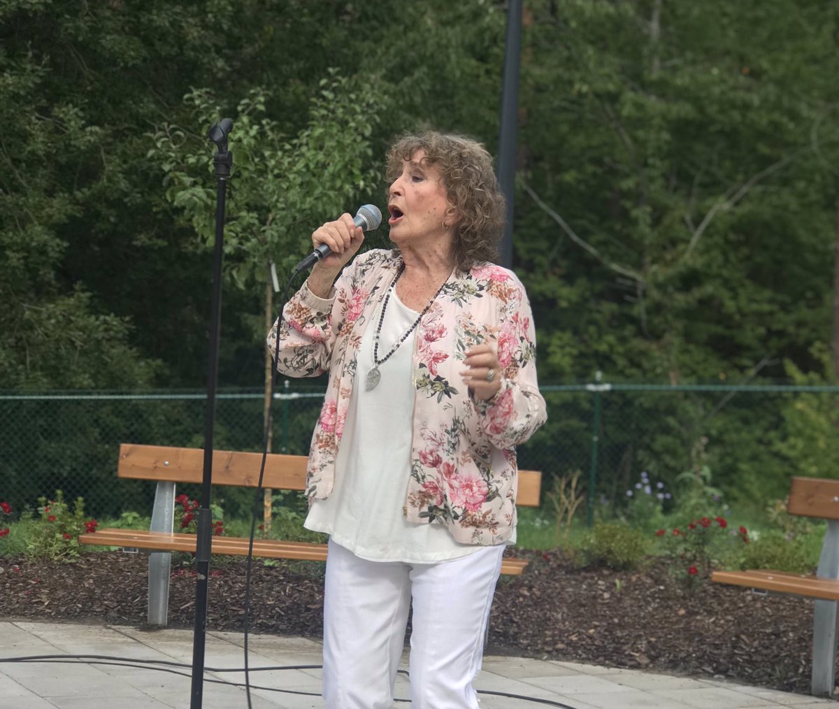 Siw Malmkvist underhåller på Villa Botvids invigning till de boendes stora glädje. #äldreomsorg #äldreboende #siwmalmkvist #vardaga