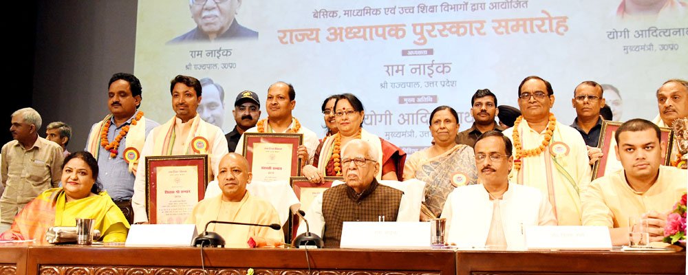 myogiadityanath's tweet photo. शिक्षक दिवस के अवसर पर आज माननीय राज्यपाल आदरणीय श्री राम नाईक जी के साथ लोक भवन, लखनऊ में बेसिक, माध्यमिक एवं उच्च शिक्षा विभागों द्वारा शिक्षकों के सम्मानार्थ आयोजित राज्य अध्यापक पुरस्कार समारोह में। https://t.co/tUSP2oVTE1