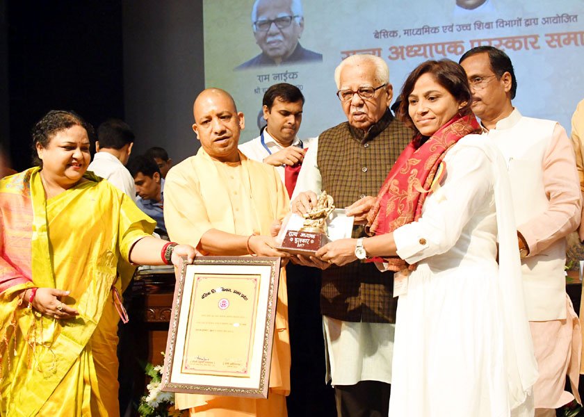 myogiadityanath's tweet photo. शिक्षक सम्मान समारोह में शिक्षकों को उनके उत्कृष्ट कार्यों के लिए सम्मानित किया गया। https://t.co/bTWeKlqHvX