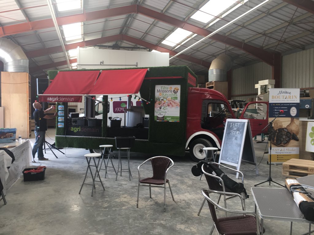 Agridemain's tweet photo. On se prépare pour la 8e étape #agridemainTour chez Fanny et Stéphane #Drome @Ail_de_la_Drome @gnis @EmploiAgri @caprin26 #volailles #ail https://t.co/E1RgXoopqF