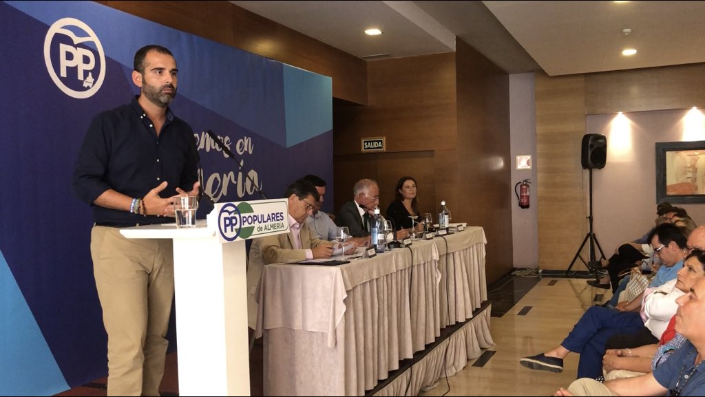almeriapp's tweet photo. .@RamonFPM en la Junta Directiva Provincial: “tenemos que evitar la catástrofe colectiva a la que nos está empujando este gobierno, tan irresponsable como para apoyarse en quienes tienen como objetivo romper España y tan ineficaz como para confundir la gestión con el postureo” https://t.co/pn0mpHWHZi