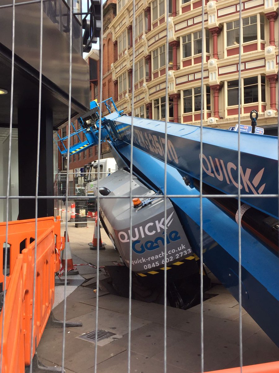 CleverEngineeri's tweet image. oops daisy. nr Debenhams.