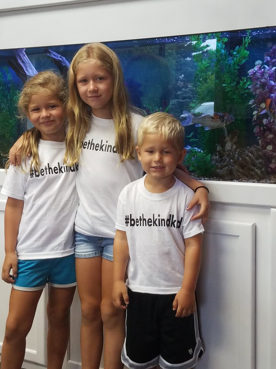iSHCo_EFHS's tweet photo. Spreading the kindness to California, Pa with my loves! #bethekindkid @FrewsCrews @jamenterprises1 https://t.co/6mezd7ugjB