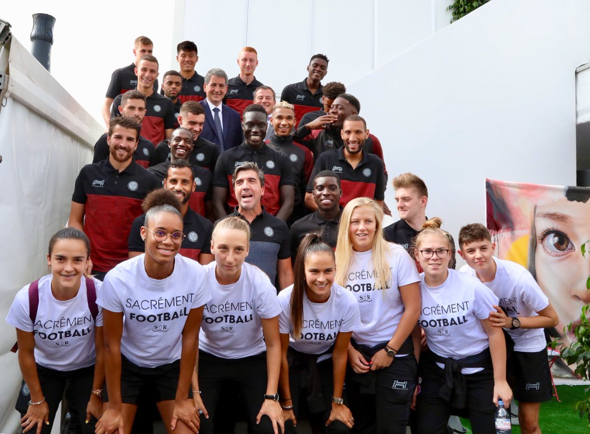 regiongrandest's tweet photo. Photos souvenir 📷  avec les joueurs du @StadeDeReims ⚽ du @ccrb 🏀 et @JeanROTTNER sur @foiredechalons 
La Région #GrandEst soutient les clubs de haut niveau https://t.co/fcQKTFaicG https://t.co/Acl7XndvNt