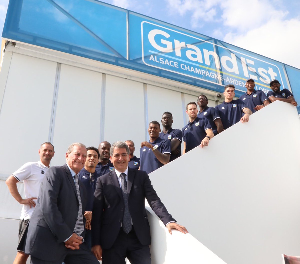 Photos souvenir 📷  avec les joueurs du <a href="/StadeDeReims/">Stade de Reims</a> ⚽ du @ccrb 🏀 et <a href="/JeanROTTNER/">Jean ROTTNER</a> sur <a href="/foiredechalons/">Foire de Châlons</a> 
La Région #GrandEst soutient les clubs de haut niveau bit.ly/2PDJVy9