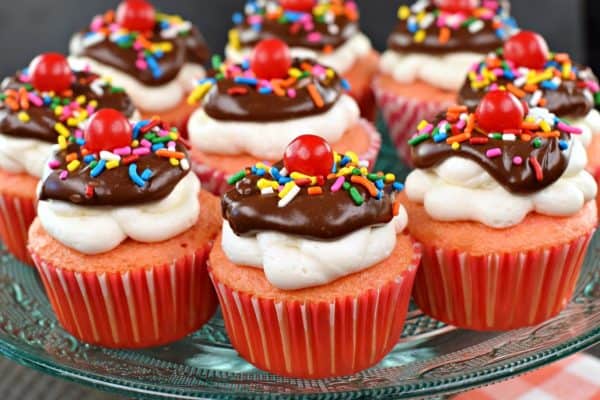 SweetTh00th's tweet photo. You can't be sad when holding a cupcake! https://t.co/J32BFt3CvG