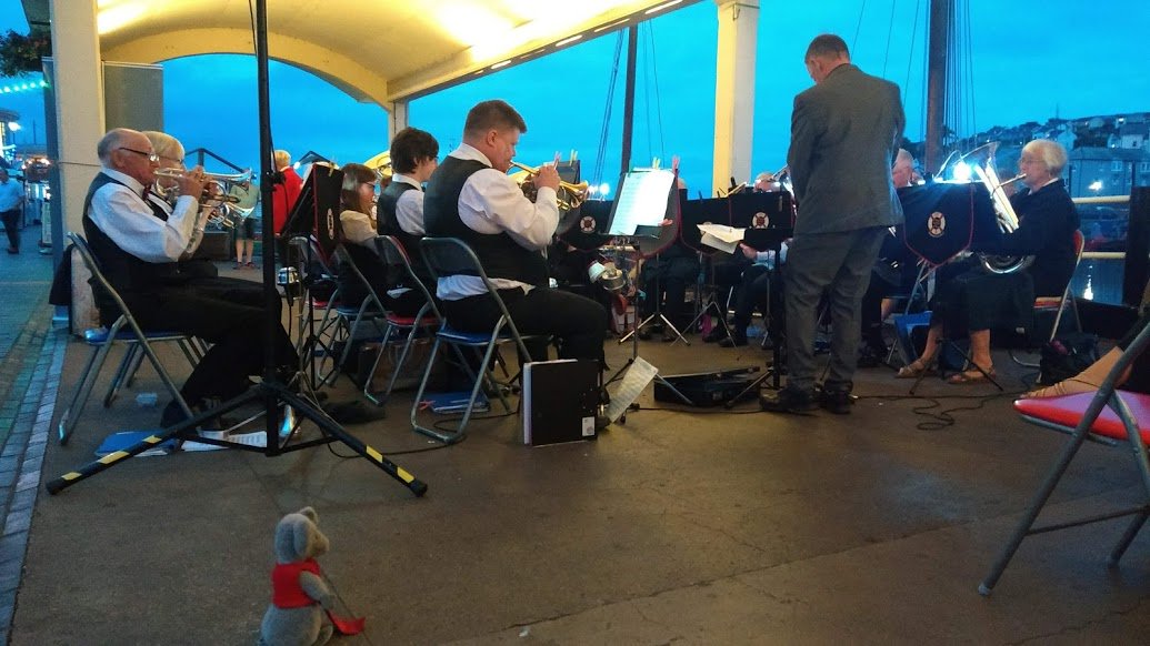 berksmusictrust's tweet photo. #MaxMaestro was delighted to listen to @BrixhamTownBand on his holiday to #Brixham. They played a range of rousing pieces and he hummed along to them! Thank you to Brixham Town Band for entertaining the tourists! https://t.co/0Zv5hbZgW8
