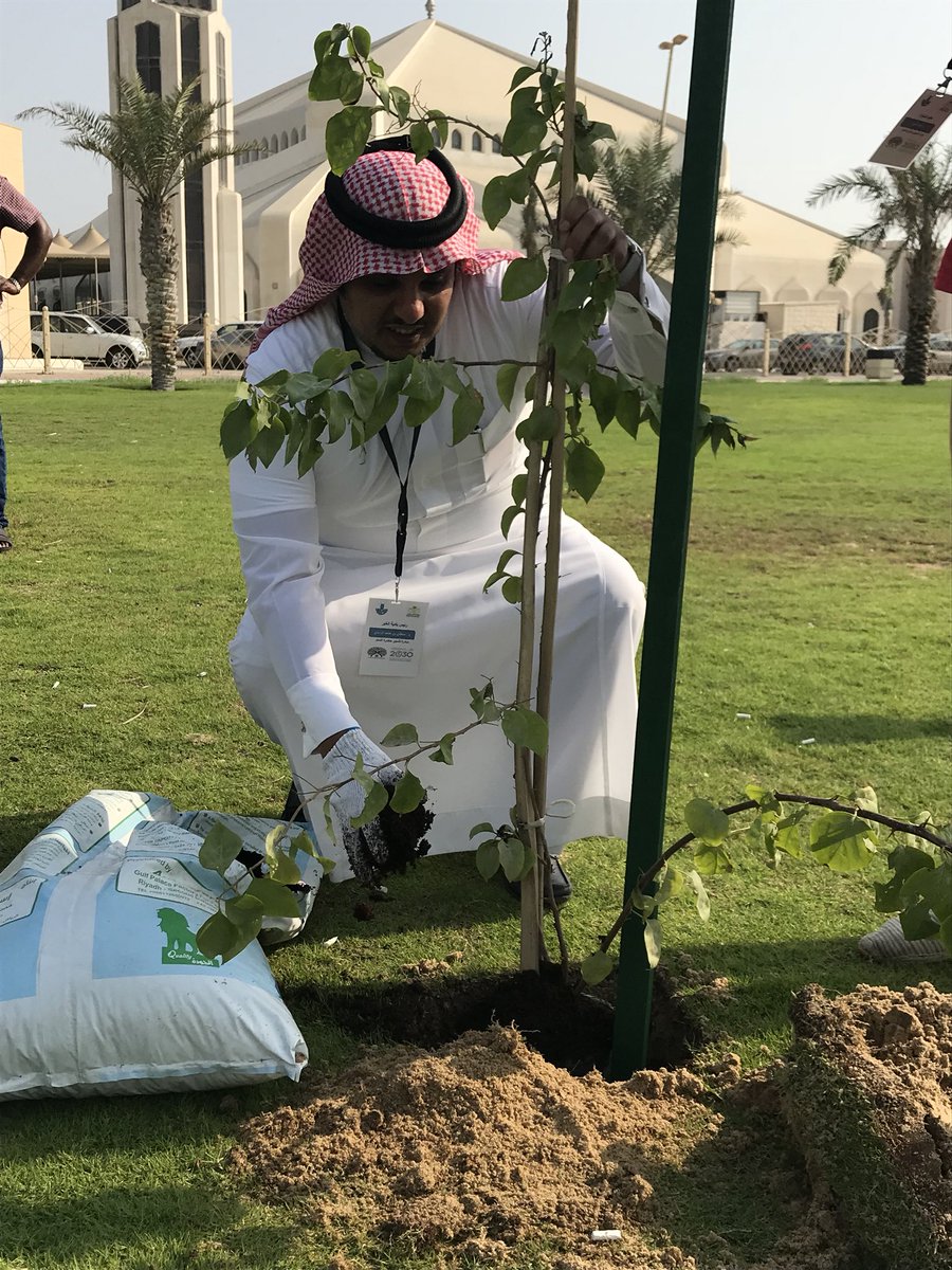 Khobar_mun's tweet photo. رئيس #بلدية_الخبر  المهندس سلطان بن حامد الزايدي يطلق حملة التشجير #نزرعها_لننعم_بها انطلاقا من منتزه الإسكان  بمشاركة عدد من منسوبي البلدية والمتطوعين وذلك بالتزامن مع تدشين معالي أمين المنطقة الشرقية المهندس فهد الجبير للمبادرة اليوم في الدمام https://t.co/gVDT9jDCZp