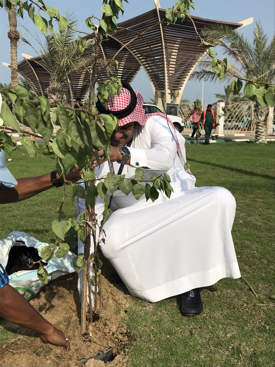 Khobar_mun's tweet photo. رئيس #بلدية_الخبر  المهندس سلطان بن حامد الزايدي يطلق حملة التشجير #نزرعها_لننعم_بها انطلاقا من منتزه الإسكان  بمشاركة عدد من منسوبي البلدية والمتطوعين وذلك بالتزامن مع تدشين معالي أمين المنطقة الشرقية المهندس فهد الجبير للمبادرة اليوم في الدمام https://t.co/gVDT9jDCZp