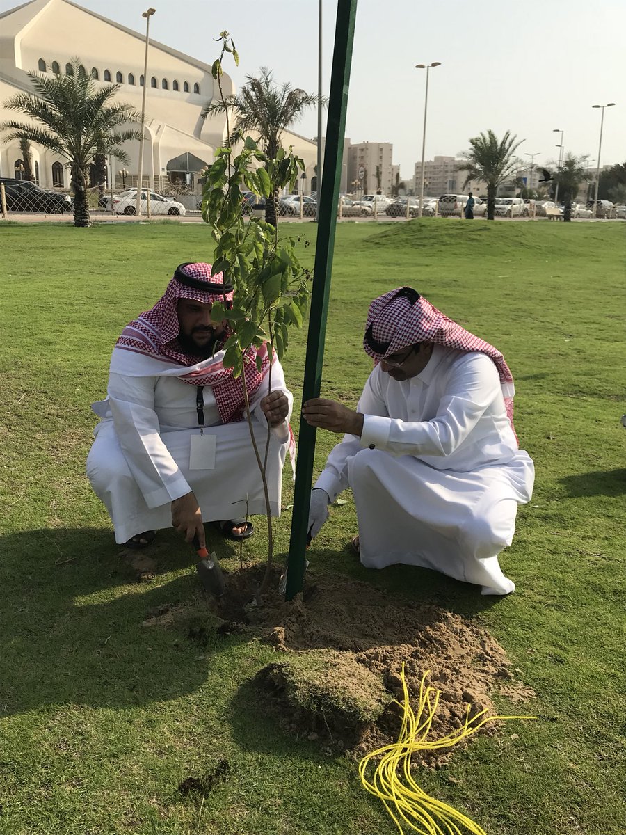 رئيس #بلدية_الخبر  المهندس سلطان بن حامد الزايدي يطلق حملة التشجير #نزرعها_لننعم_بها انطلاقا من منتزه الإسكان  بمشاركة عدد من منسوبي البلدية والمتطوعين وذلك بالتزامن مع تدشين معالي أمين المنطقة الشرقية المهندس فهد الجبير للمبادرة اليوم في الدمام