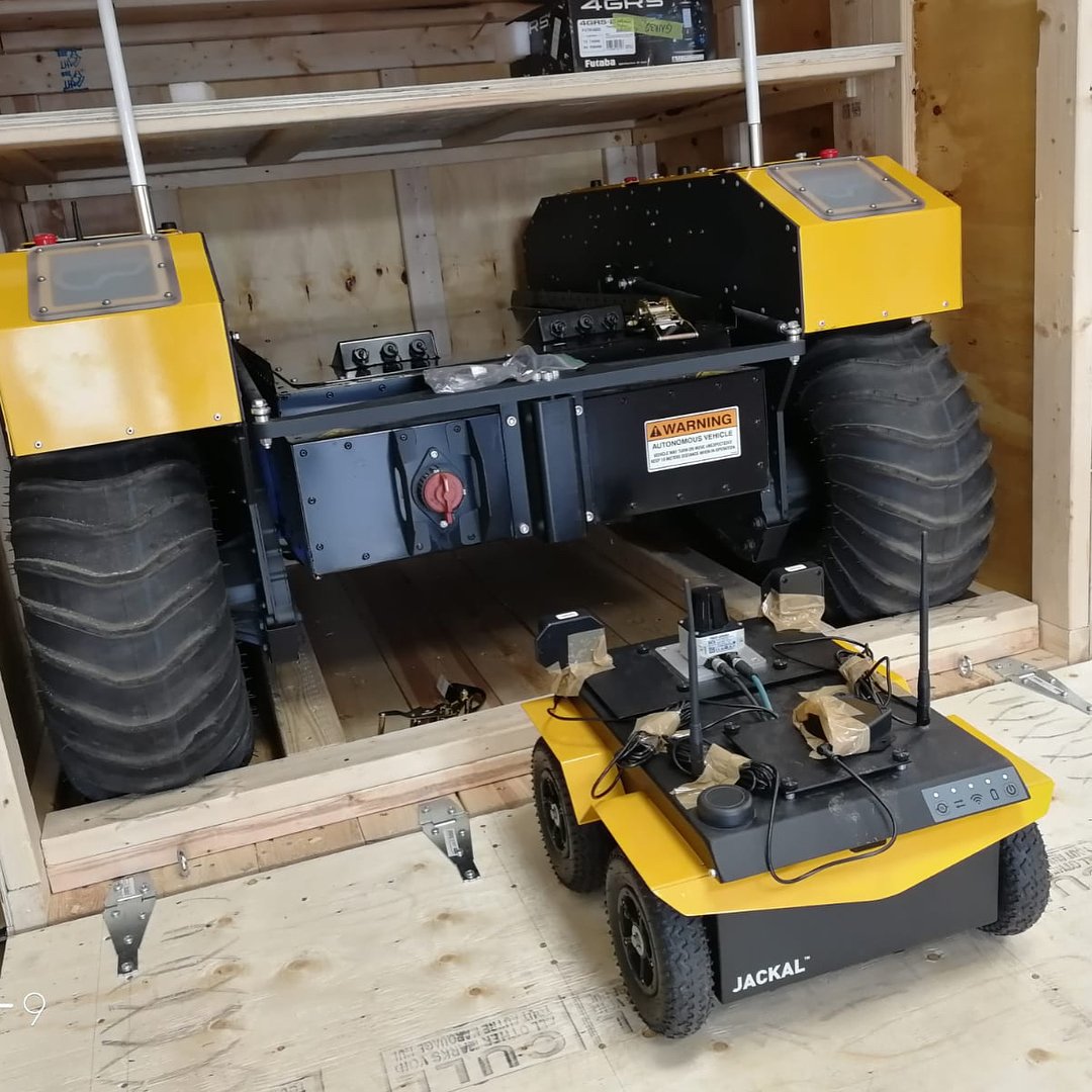 GenRob_Deutsch's tweet image. Heute haben wir den ersten Warthog in der Geschichte von Generation Robots geliefert bekommen! Alle starken Arme waren dabei, um diesen großen mobilen Roboter zu bewegen. Warthog ist der große Bruder von Jackal. #clearpathrobotics #Robotik #warthog #mobilerroboter