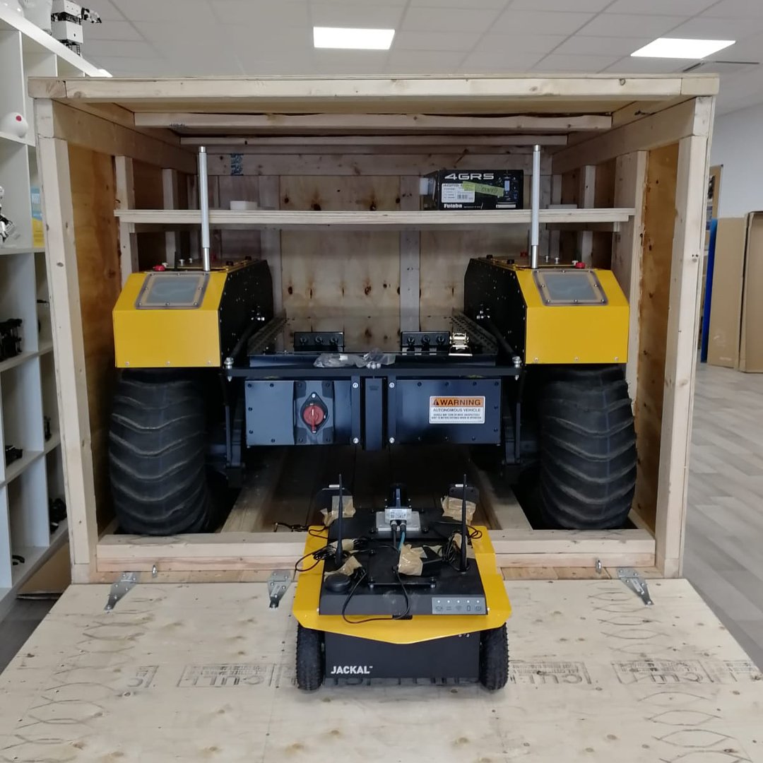GenRob_Deutsch's tweet image. Heute haben wir den ersten Warthog in der Geschichte von Generation Robots geliefert bekommen! Alle starken Arme waren dabei, um diesen großen mobilen Roboter zu bewegen. Warthog ist der große Bruder von Jackal. #clearpathrobotics #Robotik #warthog #mobilerroboter