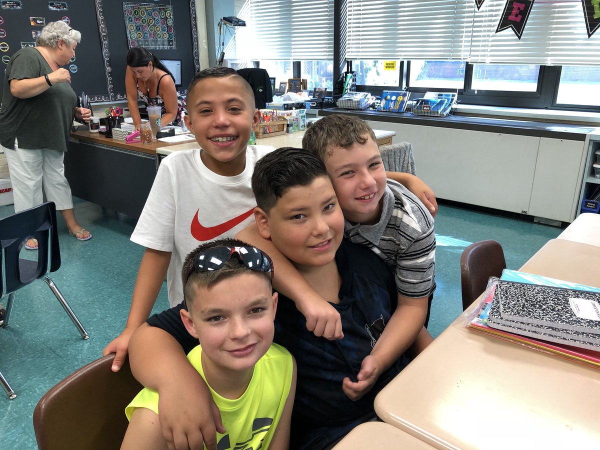 LindenhurstUFSD's tweet photo. #AlleghanyAve is off to a great start! #FirstDayForLindy #LUFSD #LookAtLindy https://t.co/DofLwpWB4v