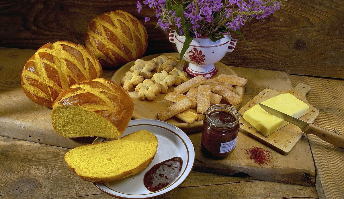 Veronique_Kanel's tweet photo. Prêt(e)s pour la #Benichon ? Mettez la main à pâte et apprenez à confectionner la moutarde de la Bénichon et la délicieuse #cuchaule @fribourgregion: https://t.co/XSxBqacOiu #dzin #traditionsvivantes #miam https://t.co/6AtT5vsFVq